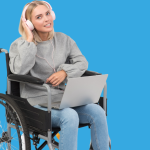niepelnosprawna kobieta na wozku inwalidzkim pracuje na laptopie